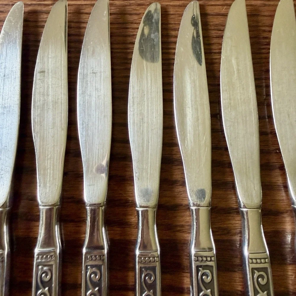 ONEIDA‎ LTD. ROGERS 1881 SPANISH COURT Set of 8 Dinner Knives
